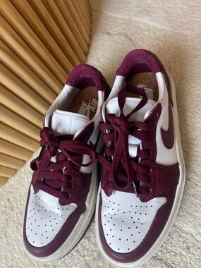 Nike AIR Low-Top Sneakers in White & Burgundy